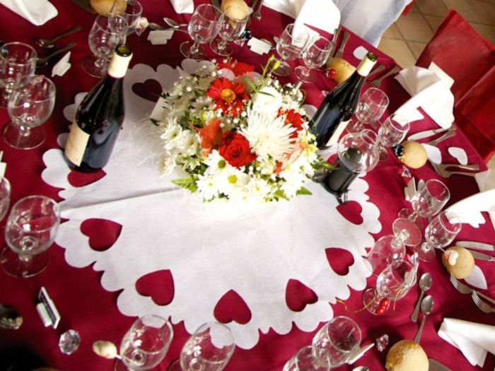 Svadobné tabule dekorácie-červeno-bielo-Tischdeke
