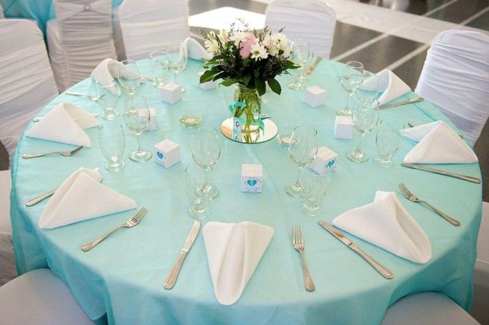 Düğün masa dekorasyonu-yuvarlak mavi masa örtüsü