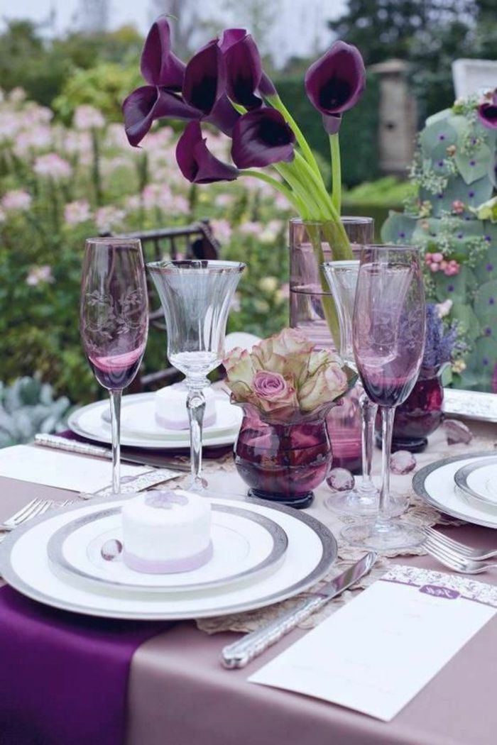 Bryllup bord dekorasjon fiolett satin blomster