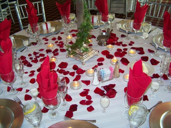 Düğün masa dekorasyonu-beyaz-kırmızı-mumlar-küçük