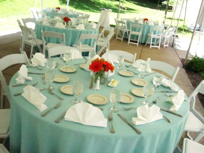 Svadobná výzdoba stola a biele obrúsky Červené kvety