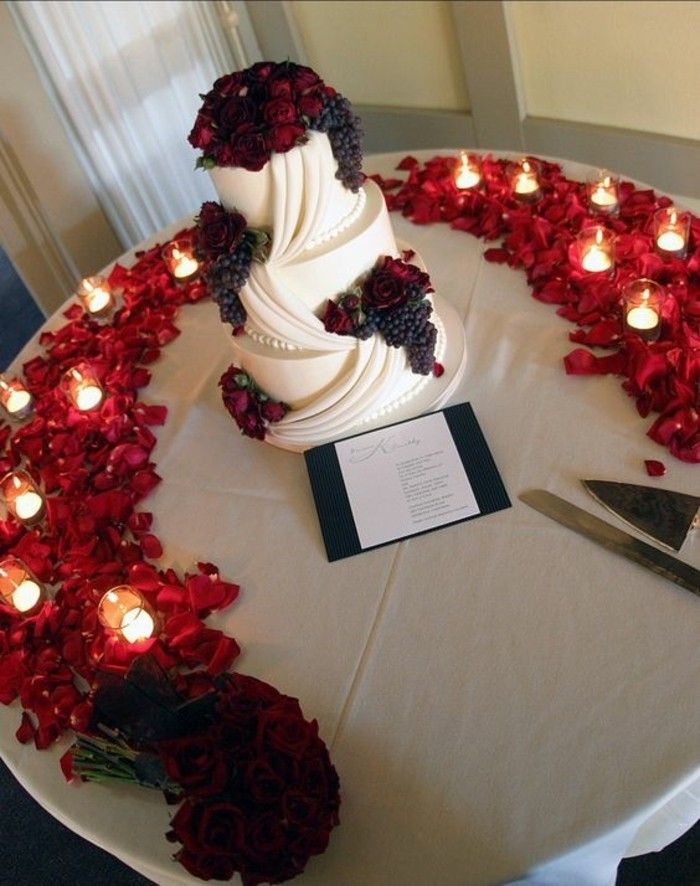 Dekoracijos vestuvėms-su-raudona-rožių žiedlapių ir žvakes