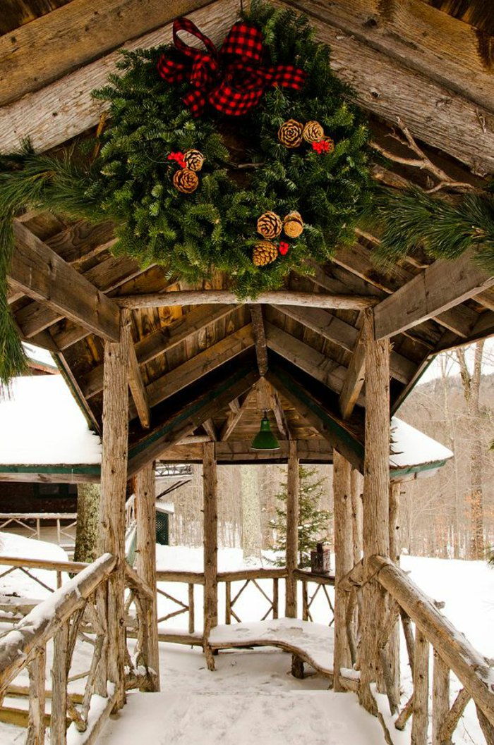 Hof-träkonstruktion-jul-dekorera-Alder grenar kottar