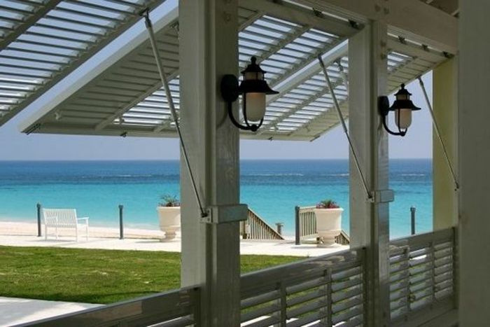 strand villa balkong eller terrass trä utsikt och parasoll