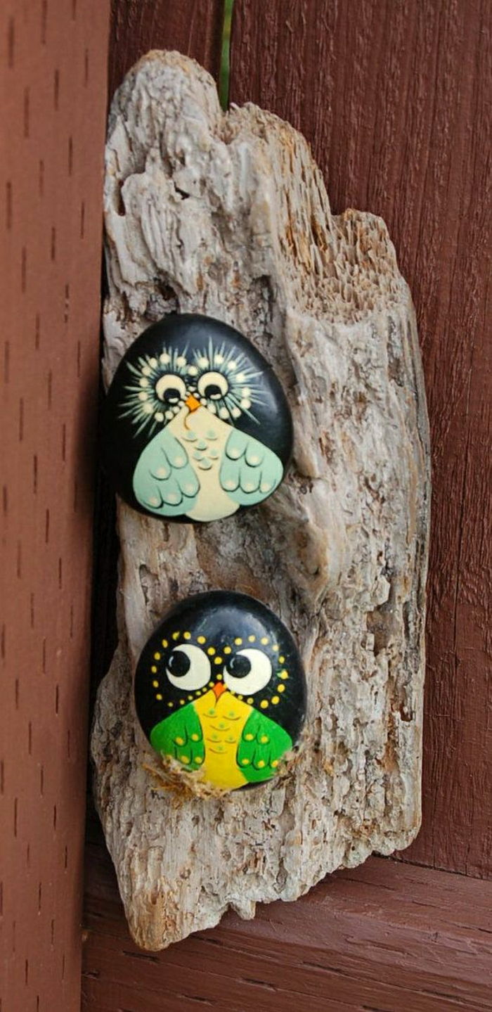 İki ahşap dekoratif el boyalı taşlar Kuşlar çizimler
