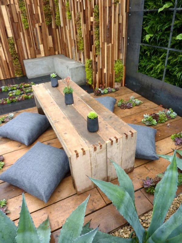 Houten tafel en kussens-in-tuin