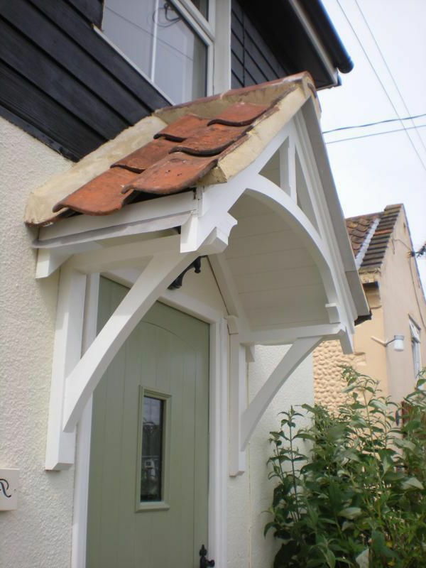 Lesene verande sprednja vrata in bele barve