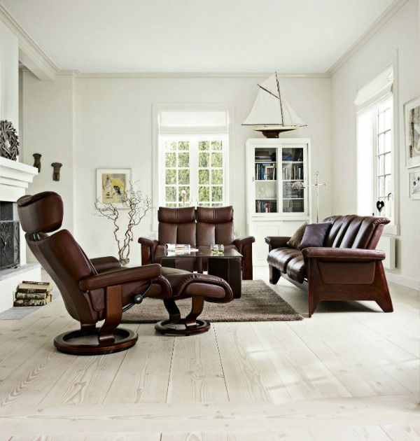 design frumos în cameră cu mobilier din piele