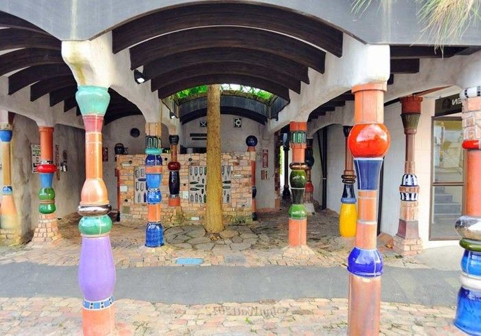 Hundertwasser Ilha Kawakawa higiênico-Säulen2