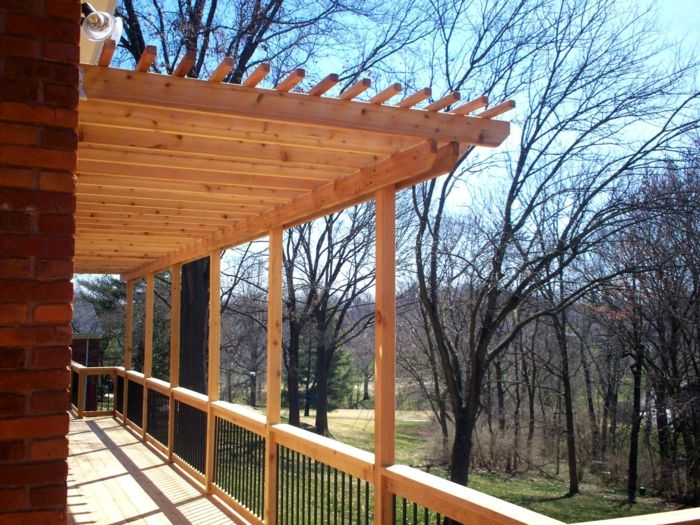 Zadaszenie balkonowe dla dużego tarasu wiejskiego rustykalnego drewna pozostawionego naturalnym