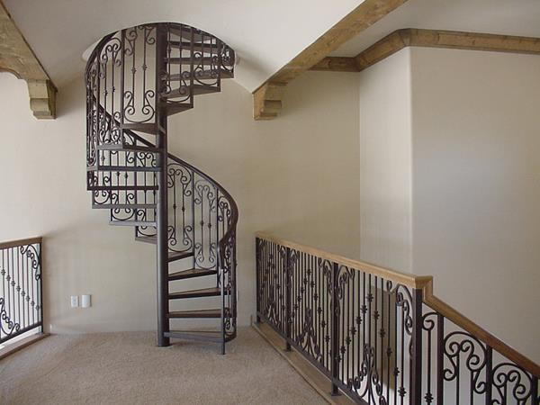 -Innentreppe-med-en-fantastisk design bleie trapp med rekkverk
