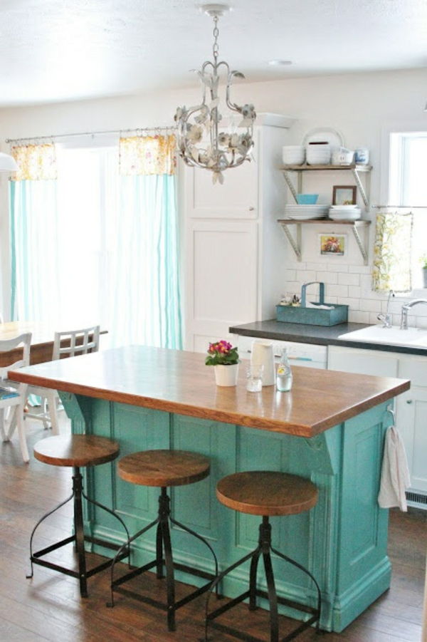 Bucătărie confortabilă cu insula de bucătărie originală și scaune de bar
