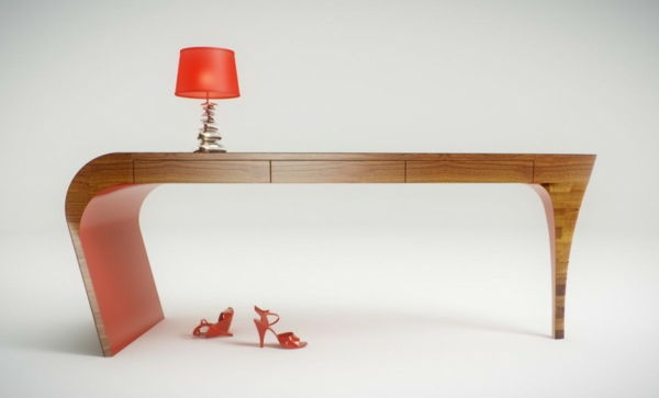 designer birou - o formă elegantă și interesantă și o lampă portocalie pe ea