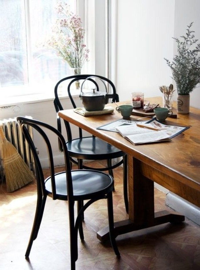 Notranjost-country-style-solid-les jedilna miza retro stoli
