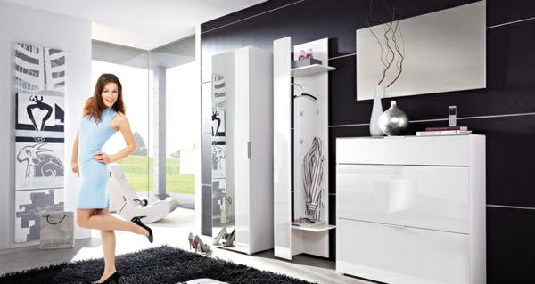 Interiør-design-med-moderne-møbler etasje-i-hvitt
