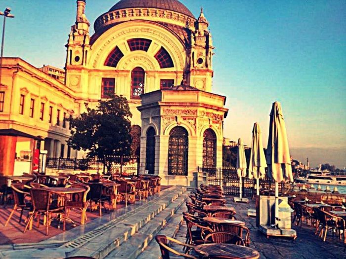 Puncte de atracție din Istanbul - Palatul Dolmabahçe-Turcă Dolmabahçe-Sarayı Palatul Gardenselor complete
