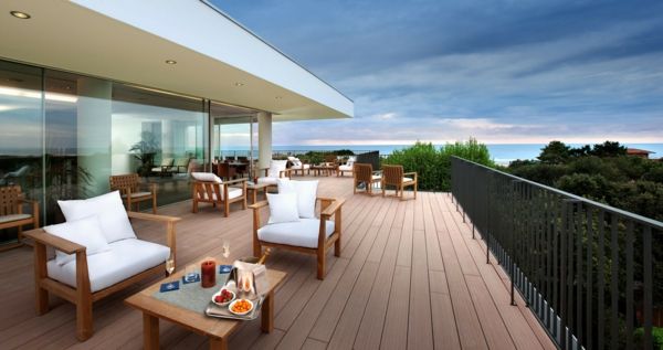 Italia-terrazza con-moderno-mobili di design