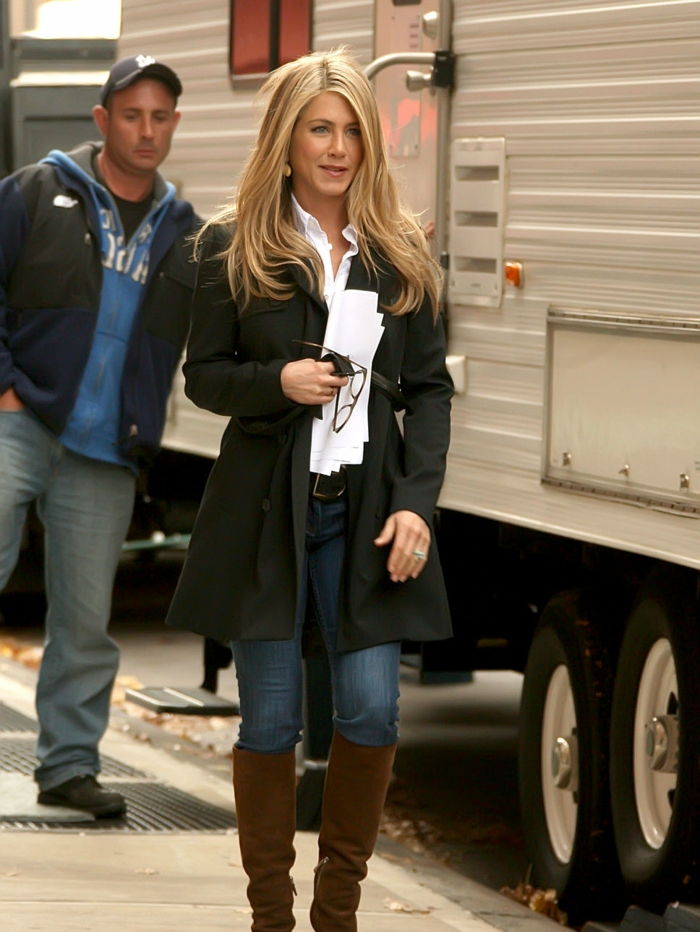Jennifer Aniston Juoda Coat džinsai rudi batai