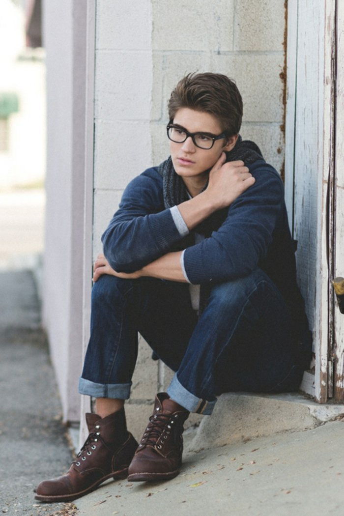 Chlapec džínsy modrý sveter-šál-blbecek okuliare, čierny rám