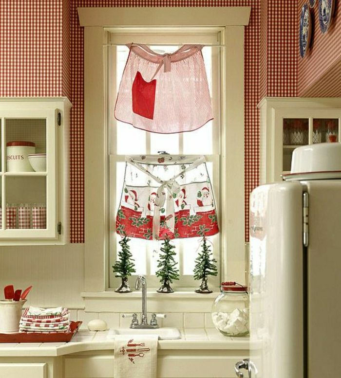 Kuhinja-podeželskem stilu božično dekoracijo majhno okno predpasniki Zavese