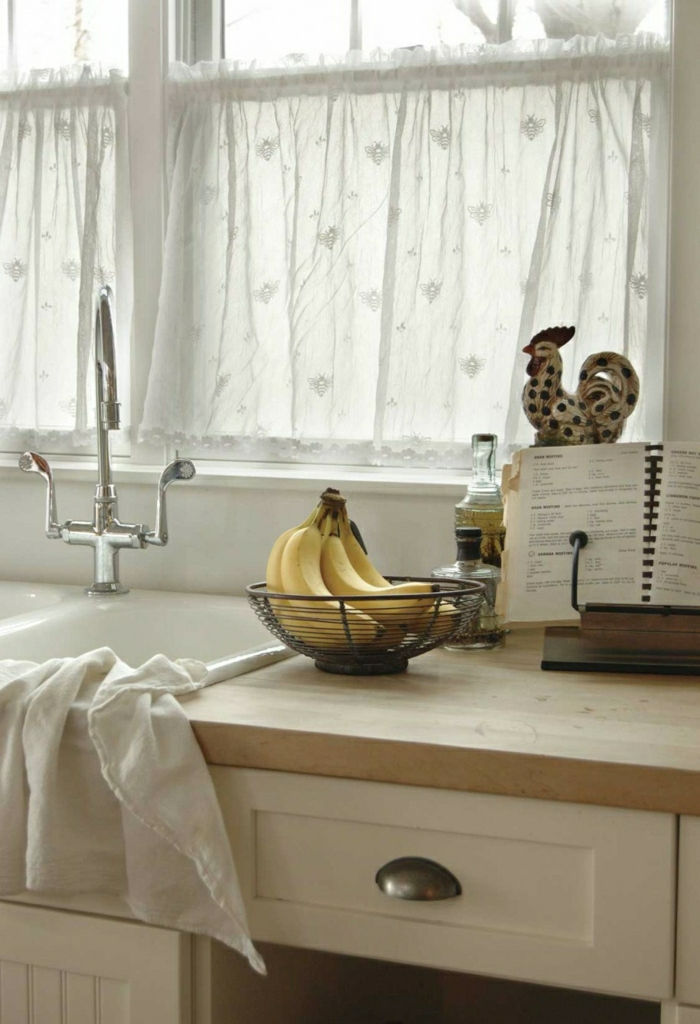 Cucina asciugamano lavello e libro di banana ricette e tende bianche