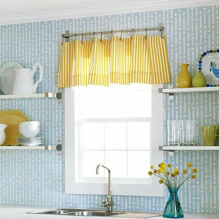 Cucina-blu pareti scaffali porcellana da tavola vaso blu Fiore giallo-tenda piccola finestra lavandino