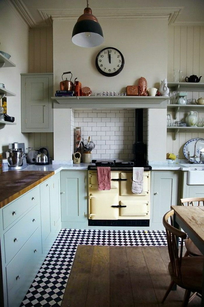 Kuhinja-udobno-old stenske ure-industrijske svetilke modre omare