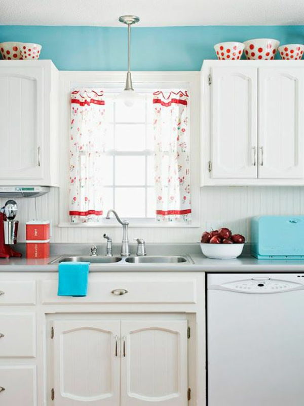 Köksdesign-med-möbler-in-vintage stil blå vägg