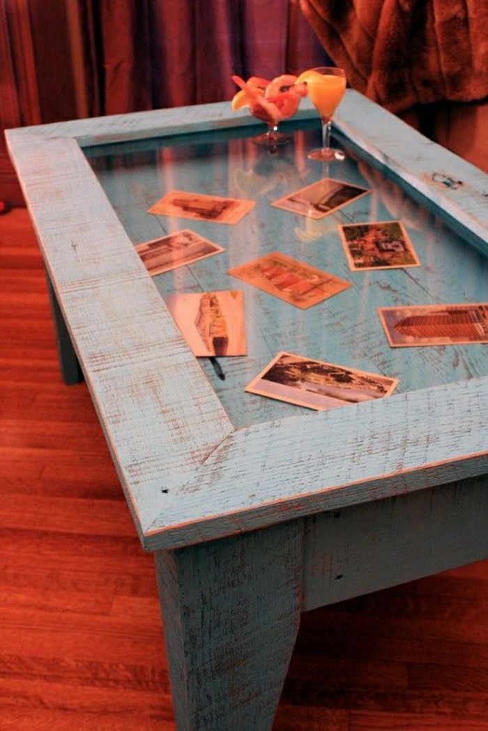 drewno coffee-table i dekoracji szkła zdjęciami koktajle