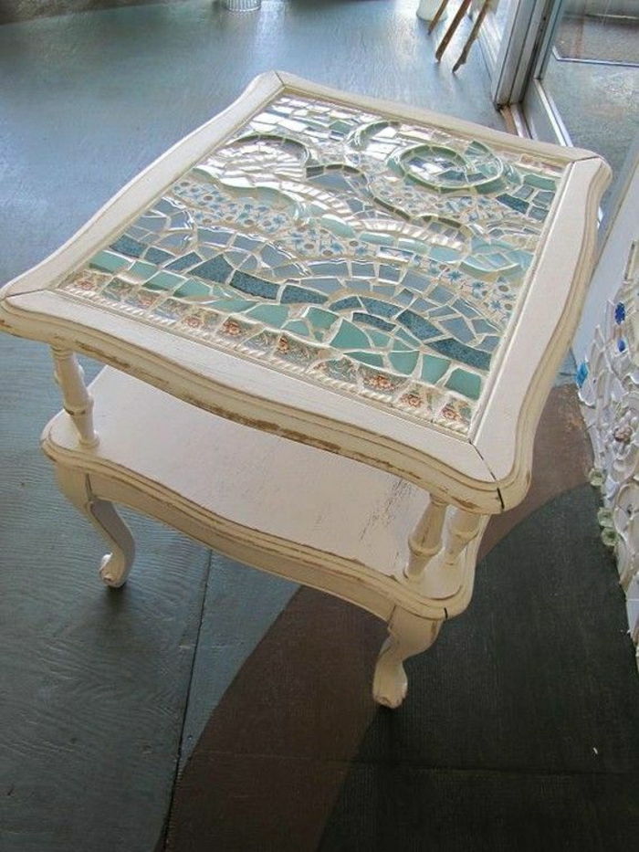 Kava-table-belo-okraski Mozaik plaža valovi