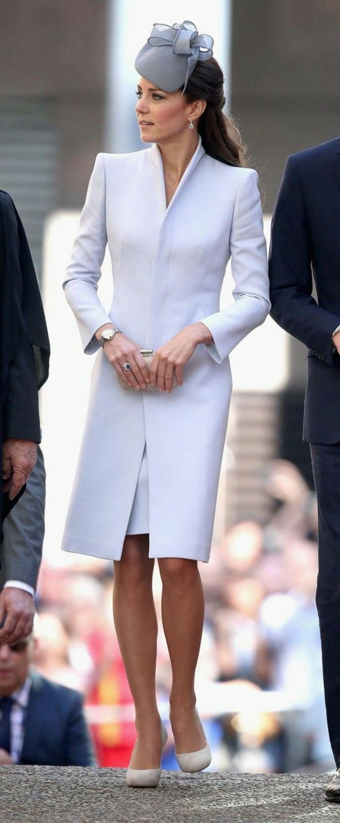 Kate-Middleton-beli plašč eleganten model