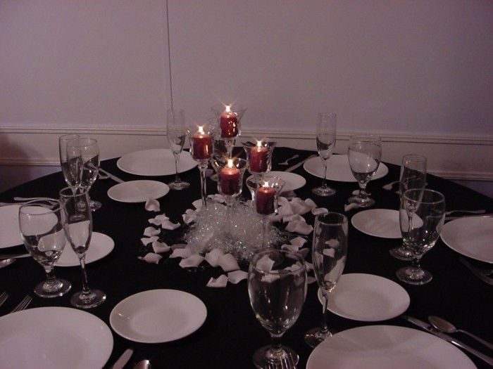mesa de velas decoração-com-vermelho-velas