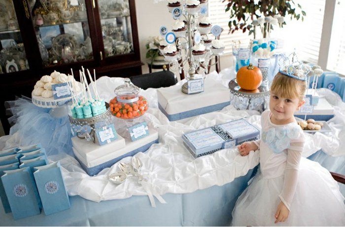 festa di compleanno per bambini in blu e bianco ispirato-by-storia di Cenerentola