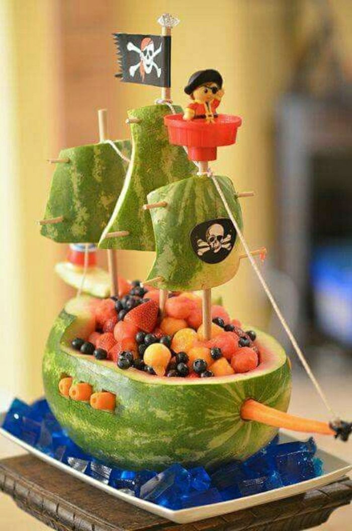 Vaikams gimtadienis maisto idėja piratų laivas-juokinga-arbūzas vaisius