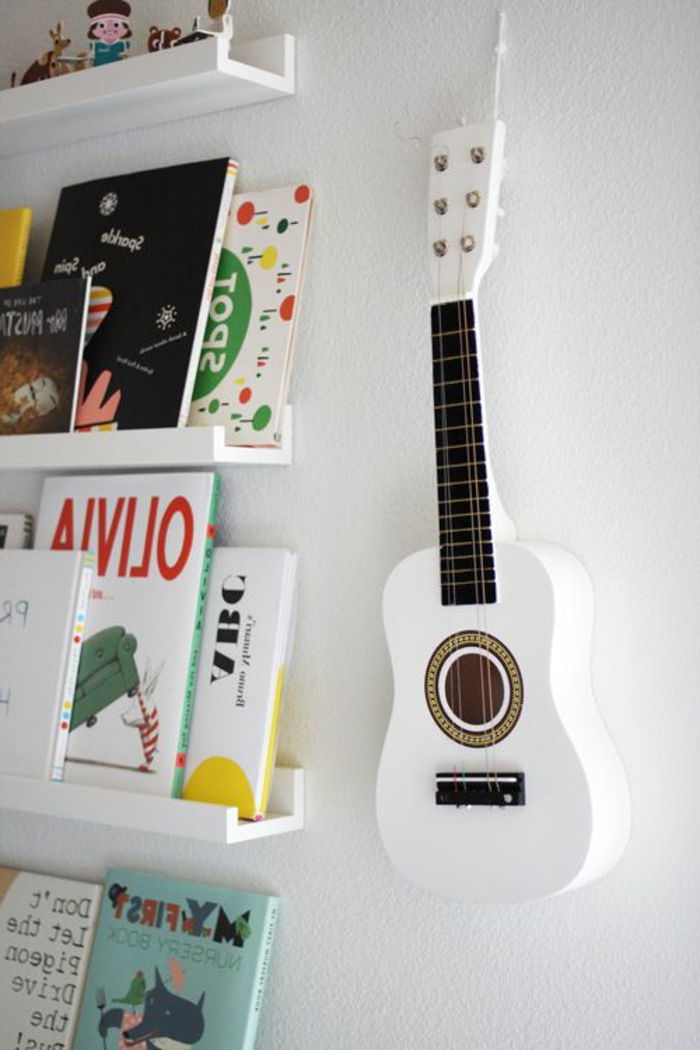 Sadike knjižne police Wall dekoracija Mala bela kitara