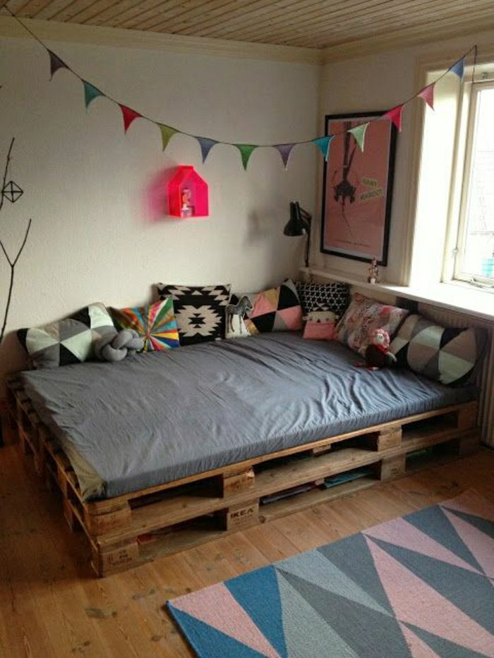 Çocuk yatak-of-EUR paletler birçok Yastık pembe görüntü dekorasyon