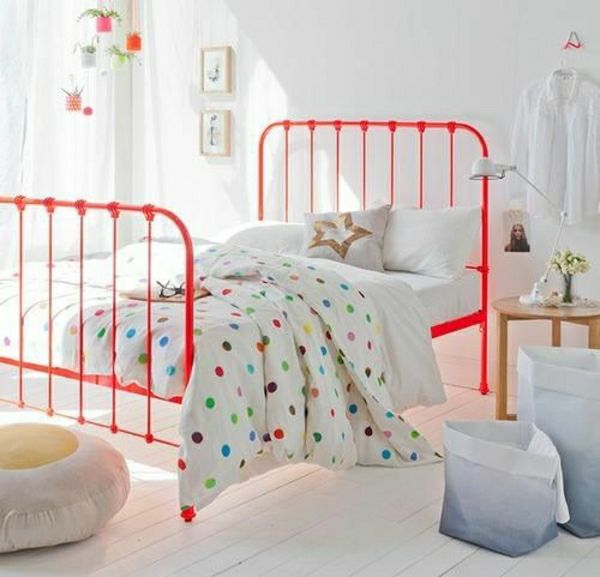 Yatak odası-turuncu yatak-shirt asılı-on-the-duvar-Yastık Yıldız Dekorasyon ayakta lamba