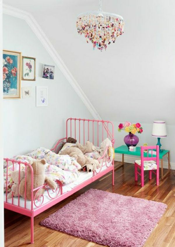 Barnehage rosa teppe lysekrone-stein-liten-bord-stol leketøy