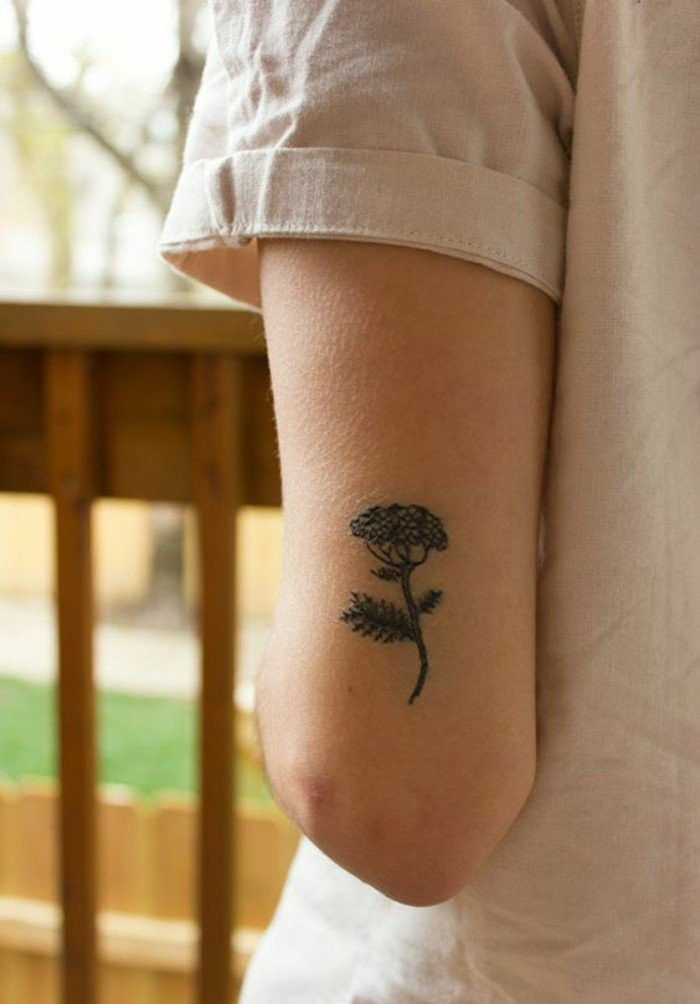 Mici-tatuaje-cu-o-floare