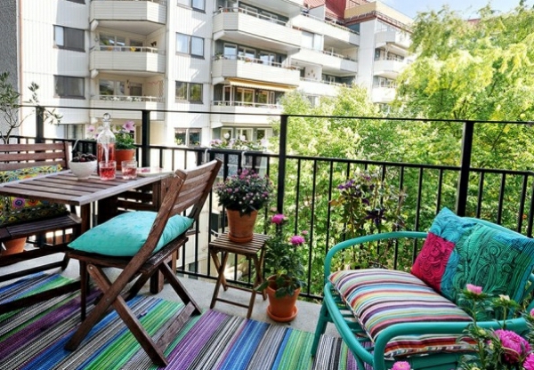 Küçük balkon renkli aksan-Akdeniz renkli ahşap masa