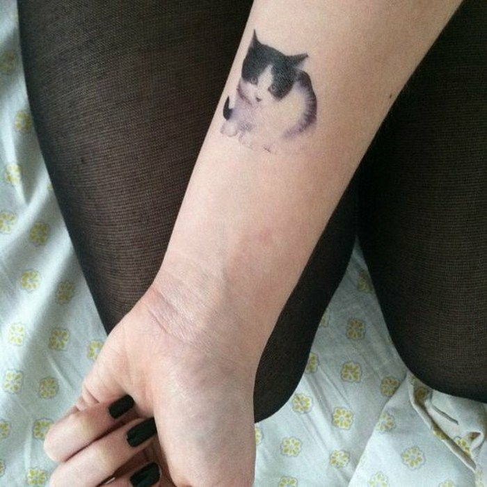 tatuaj mic o pisică realist