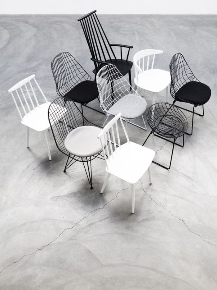 Kombinacija-of-belo-in-črnimi stoli-z-zanimivo zasnovo