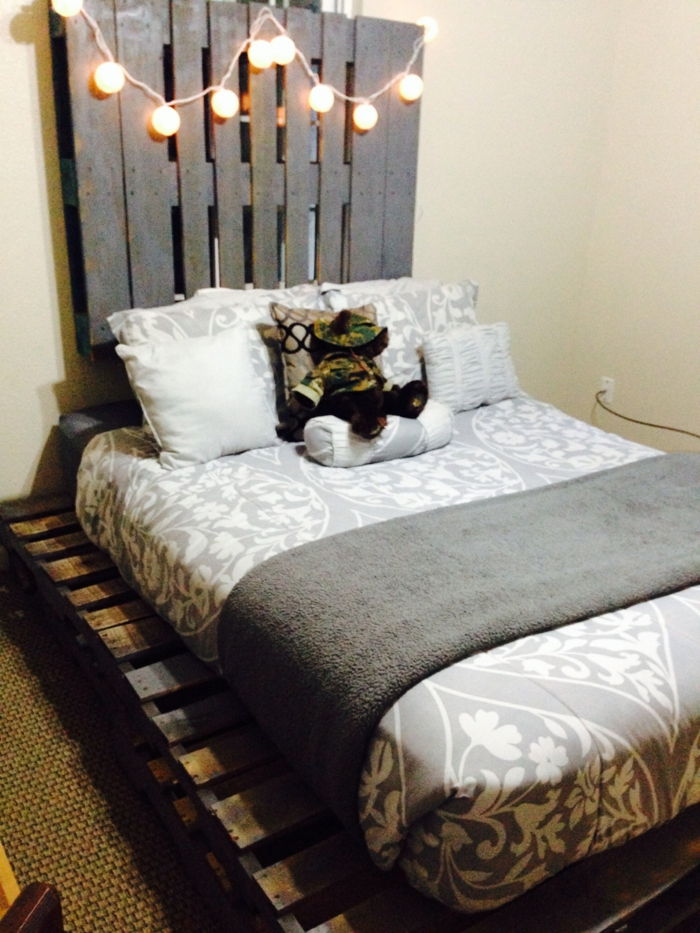 Pagalvėlė lovos iš padėklų Pakabukas lemputes-paprastas-miegamasis-interjero-pilka antklodė