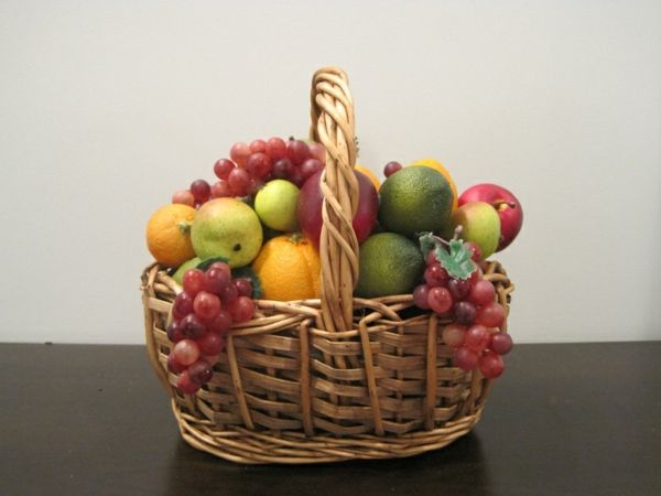 Korg full med frukt-artificiell frukt som dekoration