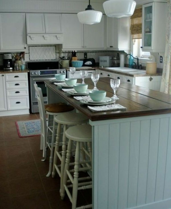 Biele lustre a drevený kuchynský ostrov pre jednoduchý a krásny dizajn kuchyne