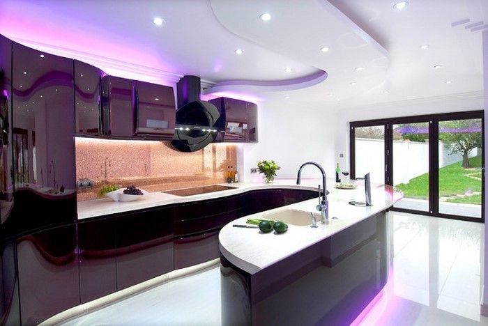 virtuvė-į-violetinė-nustatyti-su-gražus% d1% 9ene-ausstrahlung