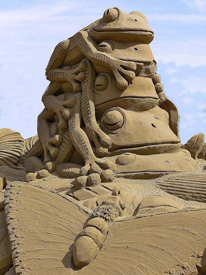 Art skulptur laget av sand-frosker-suksessive