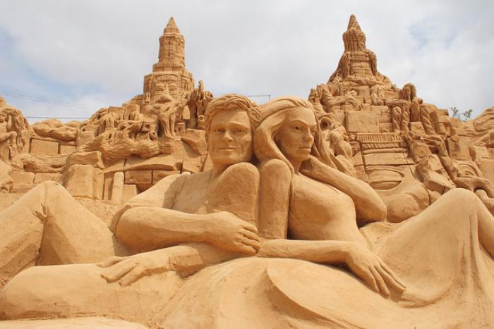 Kunst skulptur laget av sand-Prince, Princess and-the-slottet