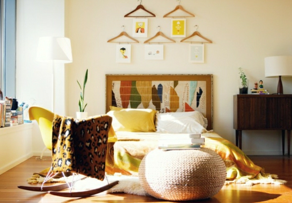 Art-on-the-perete-dormitor-galben-alb-picioare-lampă