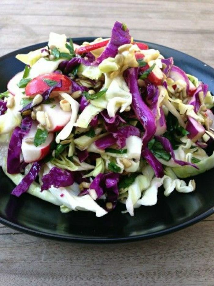 Lachanosalata tipik Yunan Salatası